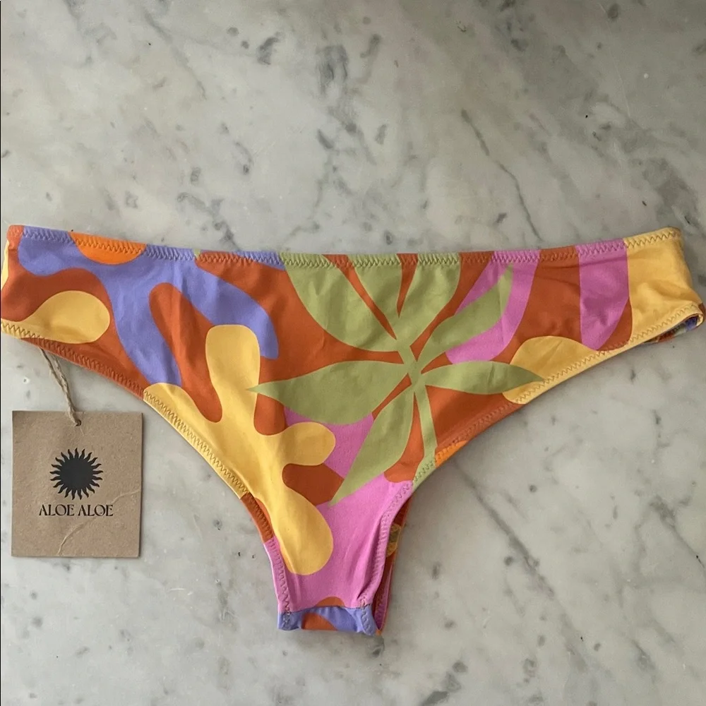 Aloe Aloe Hipster Bikini Bottom size Medium Shaved Ice Vibrant Reversible NWT - Picture 4 of 8